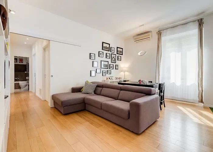 דירה Micol's Place, Bright 2 Rooms, 2 Toilets, Near Metro, 80 Mq