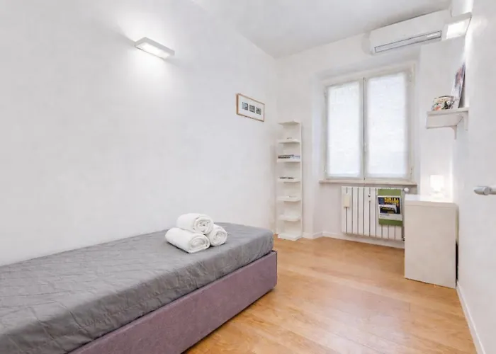 דירה Micol's Place, Bright 2 Rooms, 2 Toilets, Near Metro, 80 Mq