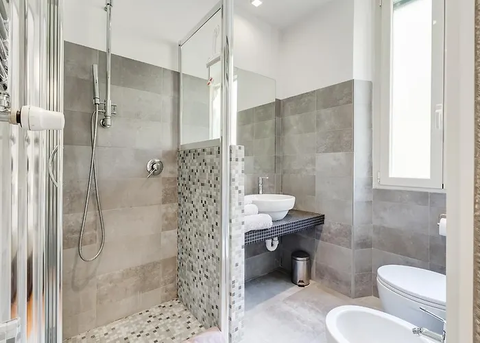 Micol's Place, Bright 2 Rooms, 2 Toilets, Near Metro, 80 Mq דירה *